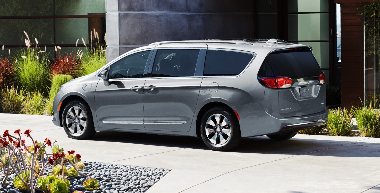 Se Muestra Una Chrysler Pacifica Hybrid 2020 Estacionada