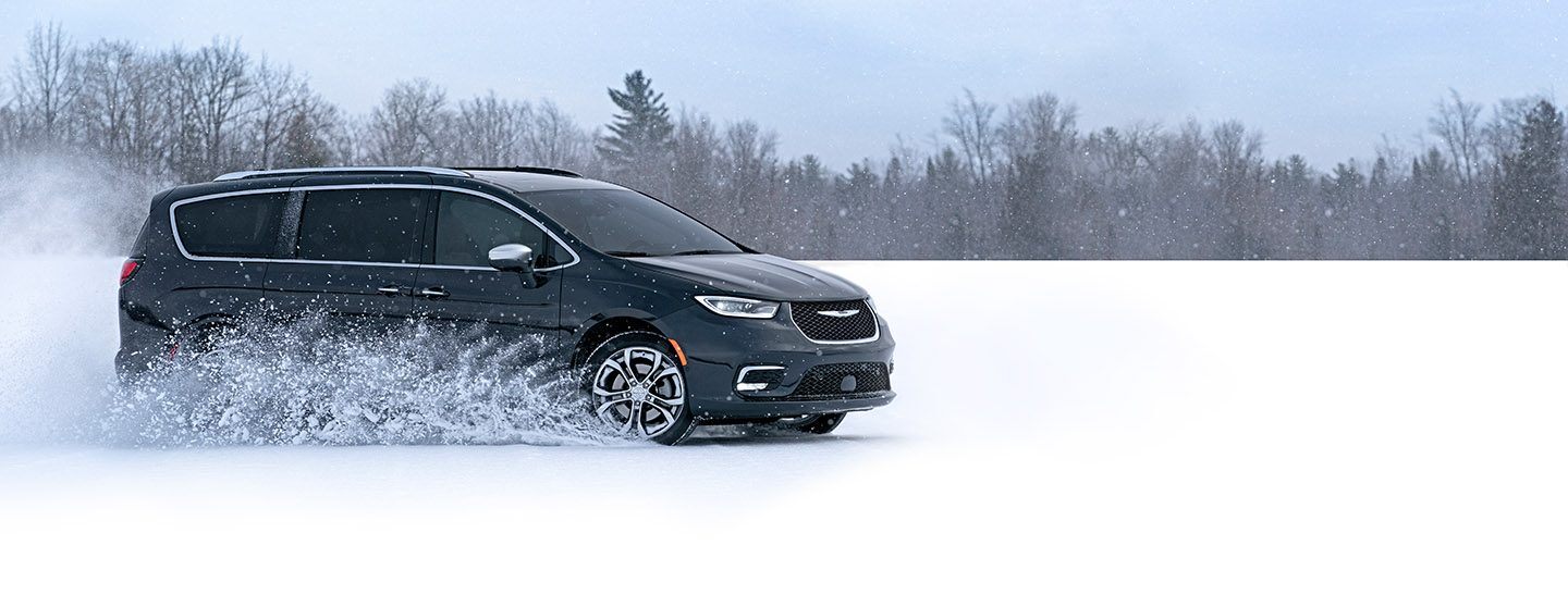 La Chrysler Pacifica Pinnacle 2021 andando por la nieve.