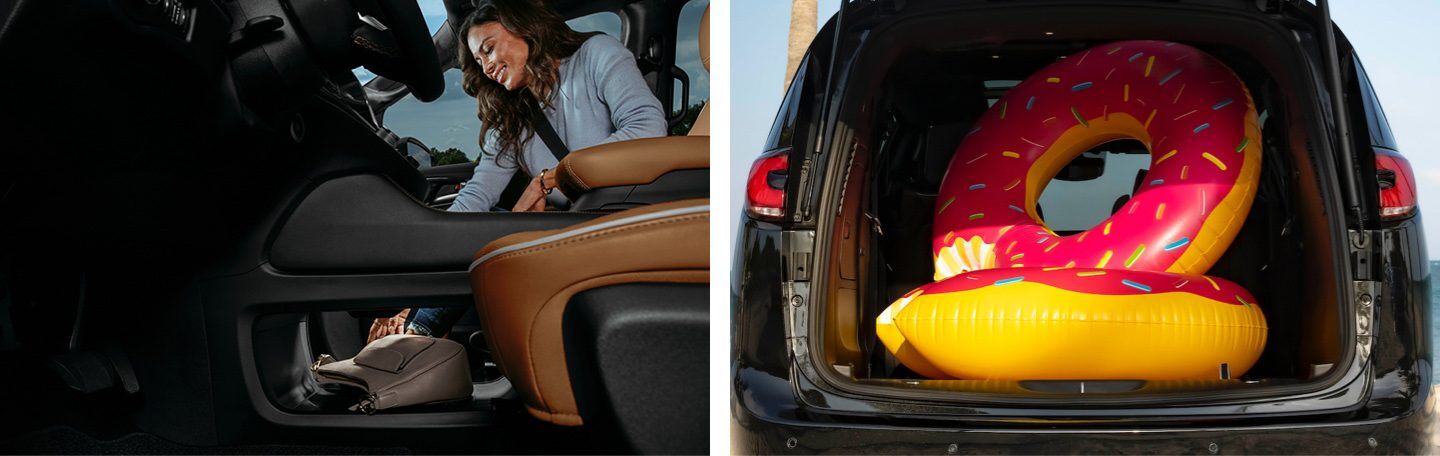 Una mujer en el asiento del pasajero delantero de la Chrysler Pacifica Hybrid Pinnacle 2022 busca un bolso que se encuentra en el área pasante debajo de la consola central. El compartimiento trasero de la Chrysler Pacifica Hybrid Pinnacle 2022 lleno con dos grandes flotadores inflables con forma de dona.