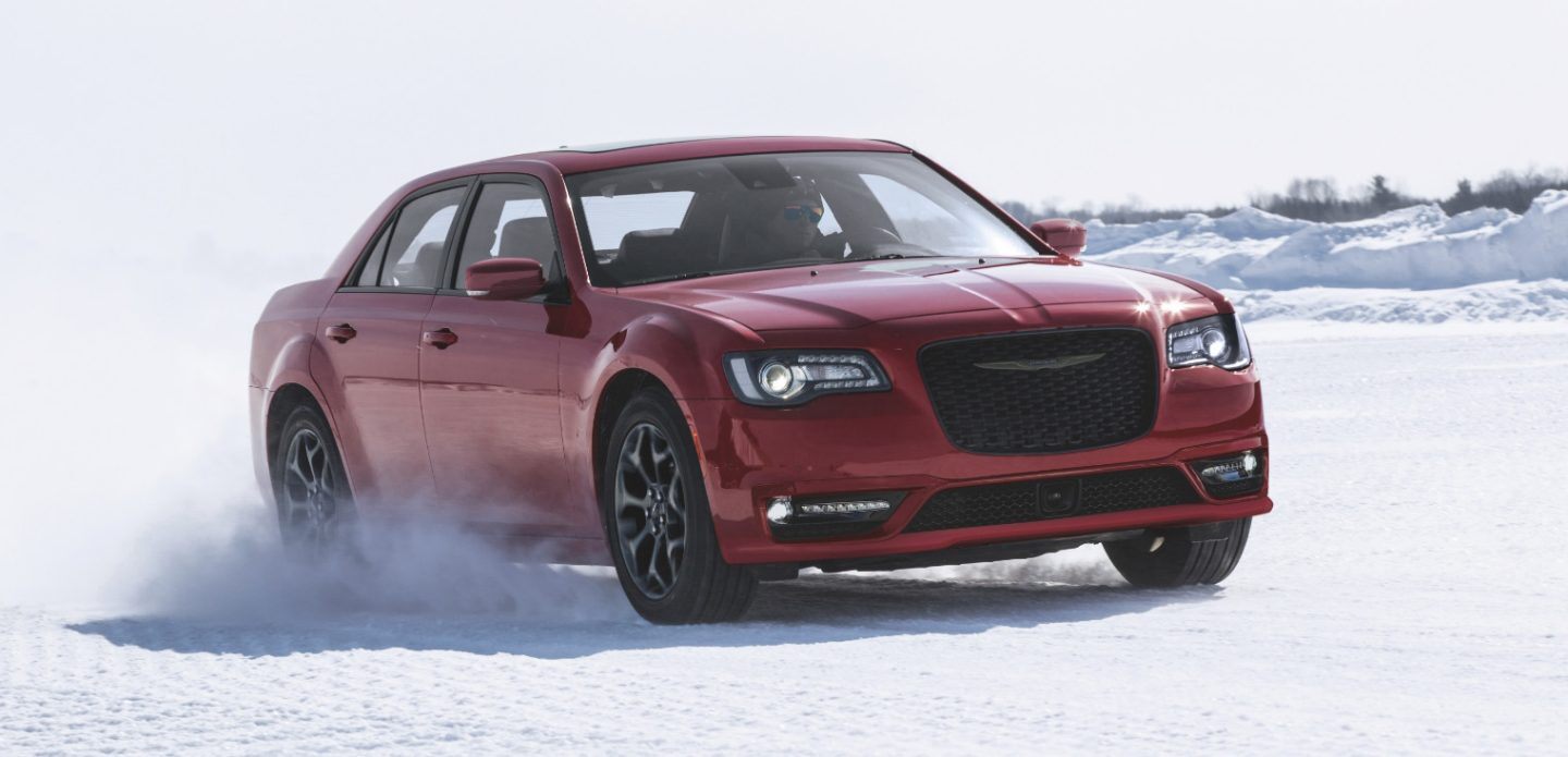 Se muestra el Chrysler 300 2023 andando por la nieve.