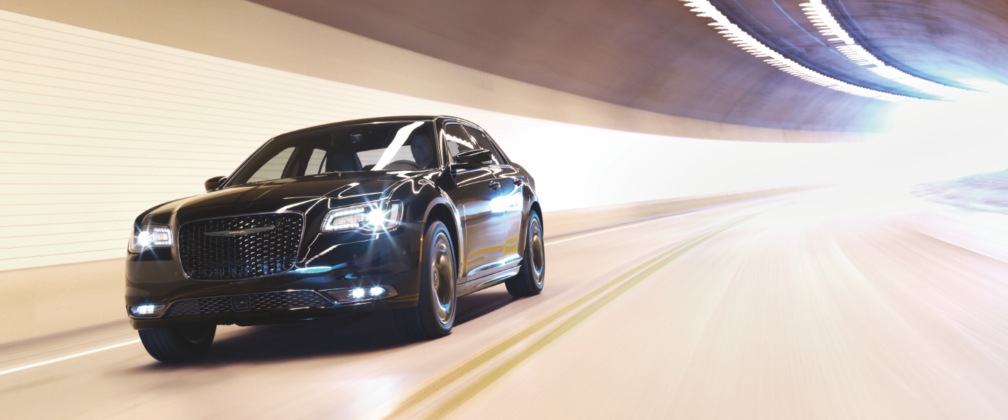 El Chrysler 300 2023 andando por un túnel muy iluminado.