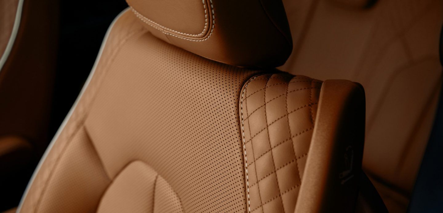 Se muestra: Primer plano del tapizado y las costuras de los asientos de la Chrysler Pacifica Pinnacle 2023.