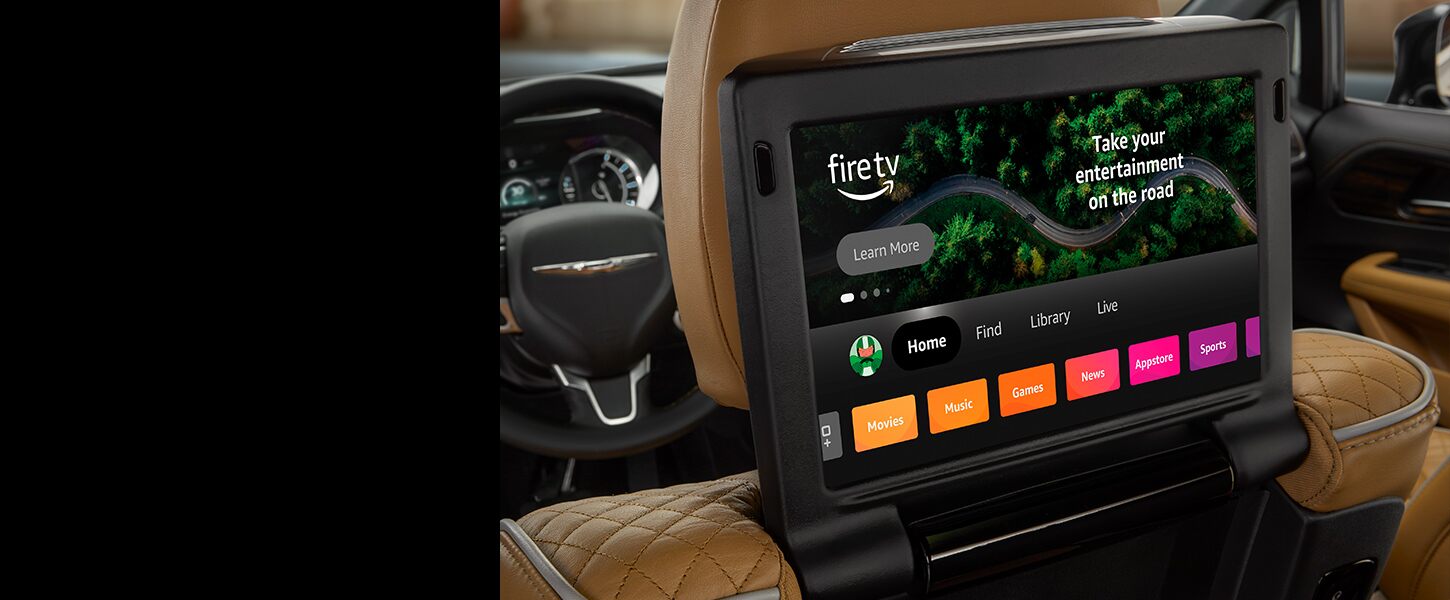 Primer plano de la pantalla táctil instalada en el respaldo del asiento de la Chrysler Pacifica Pinnacle Hybrid 2023 que muestra diversas aplicaciones y canales de transmisión.