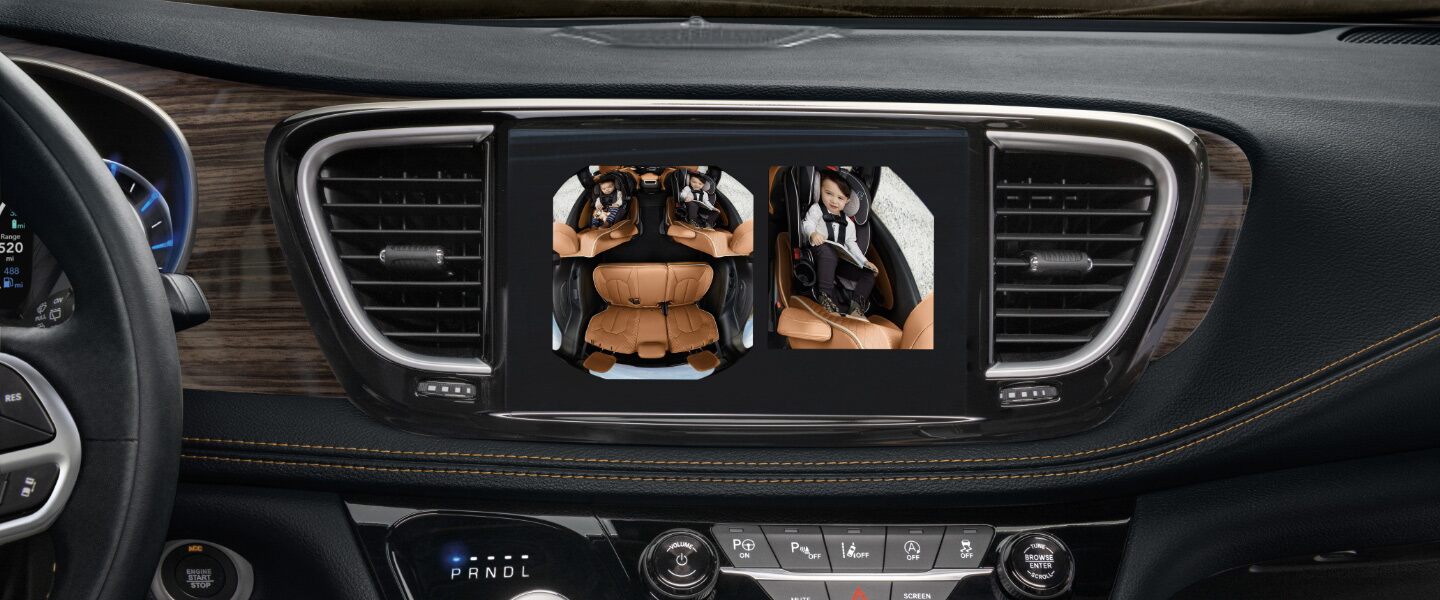 Un primer plano de la pantalla táctil Uconnect de la Chrysler Pacifica Hybrid 2023 que muestra imágenes de la pantalla dividida de los asientos de la tercera fila con la cámara interior FamCam.