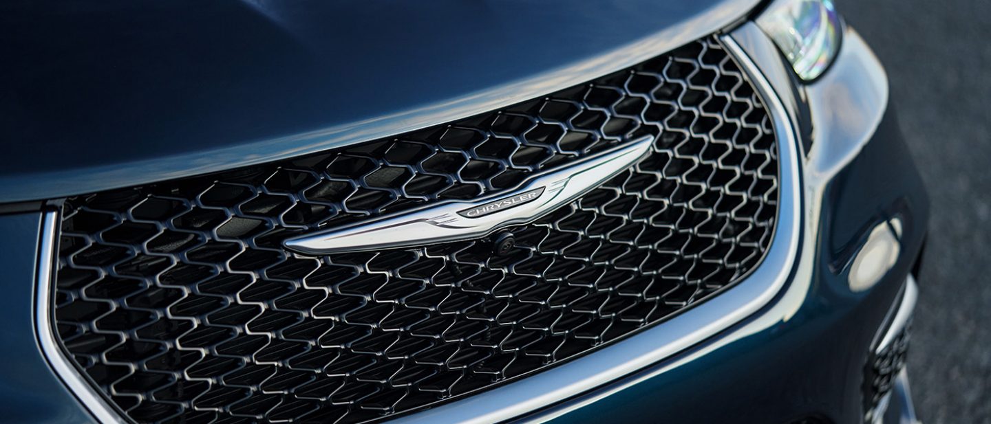 Se muestra la parrilla de la Chrysler Pacifica Plug-In Hybrid 2025.