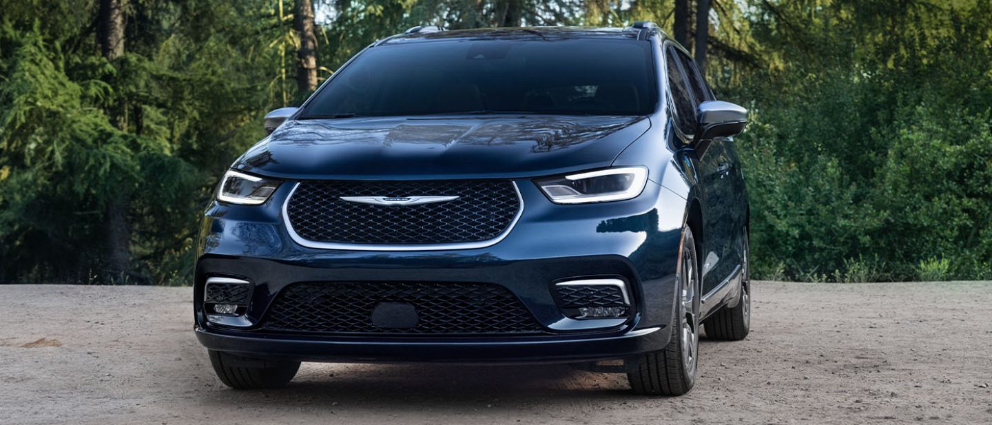 Se muestra un ángulo frontal de una Chrysler Pacifica Pinnacle Plug-In Hybrid 2025.