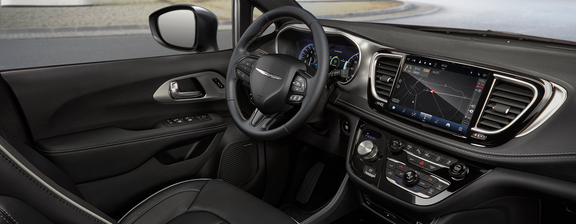 El volante y la pantalla táctil de Uconnect en la Chrysler Pacifica Plug-in Hybrid 2025.