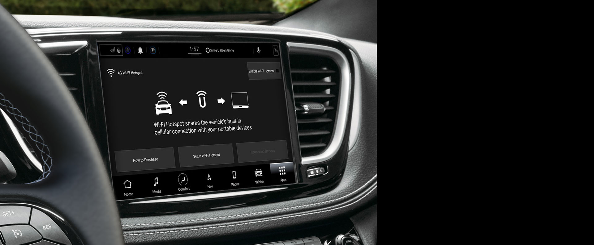 La pantalla táctil de Uconnect en la Chrysler Pacifica Plug-in Hybrid 2025, en la que se exhibe la página de conexión de punto de acceso Wi-Fi.