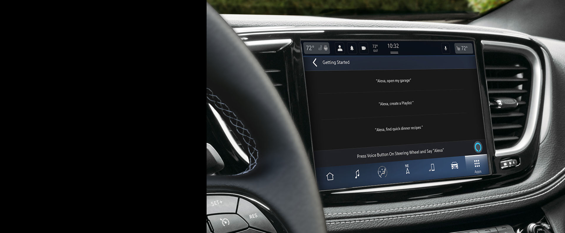 La pantalla táctil de Uconnect en la Chrysler Pacifica Plug-in Hybrid 2025, en la que se exhibe la página de inicio de Amazon Alexa.