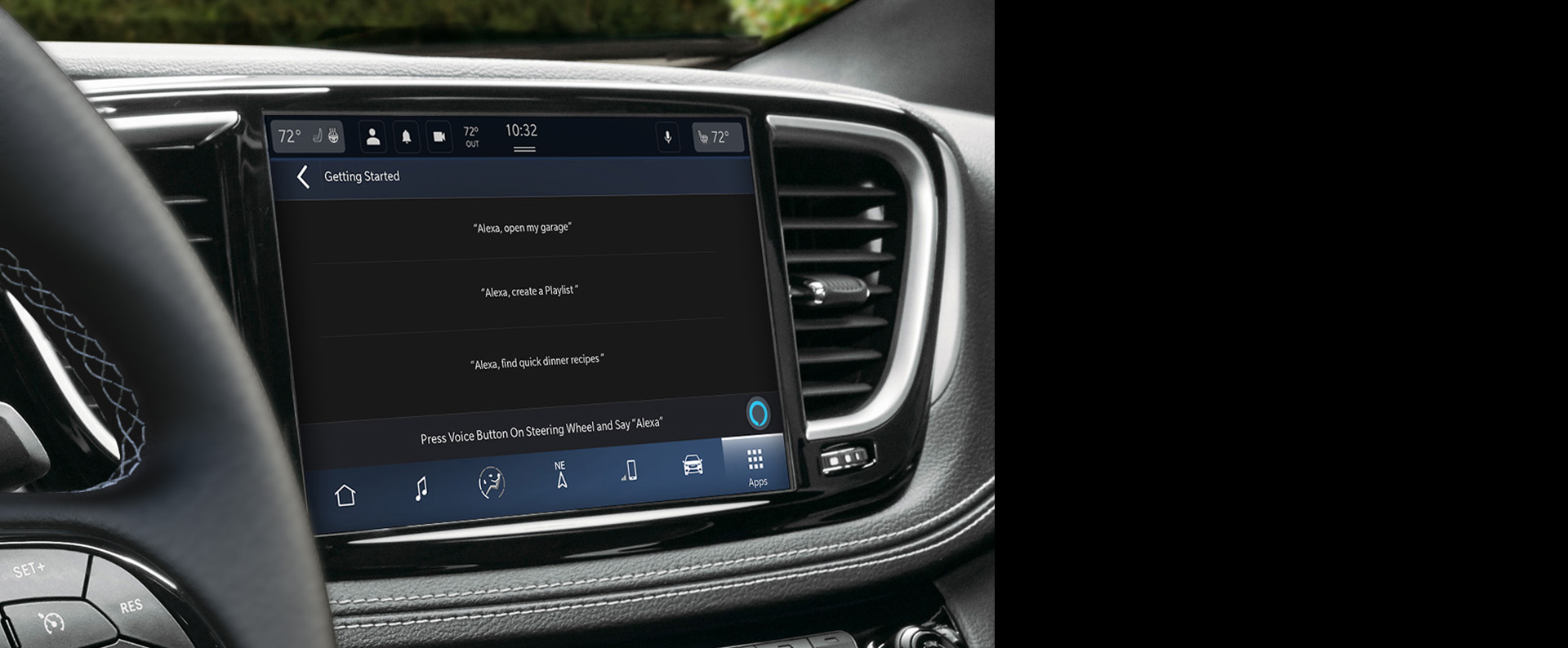 La pantalla táctil de Uconnect de la Chrysler Pacifica 2025, en la que se exhibe la página de inicio de Amazon Alexa.