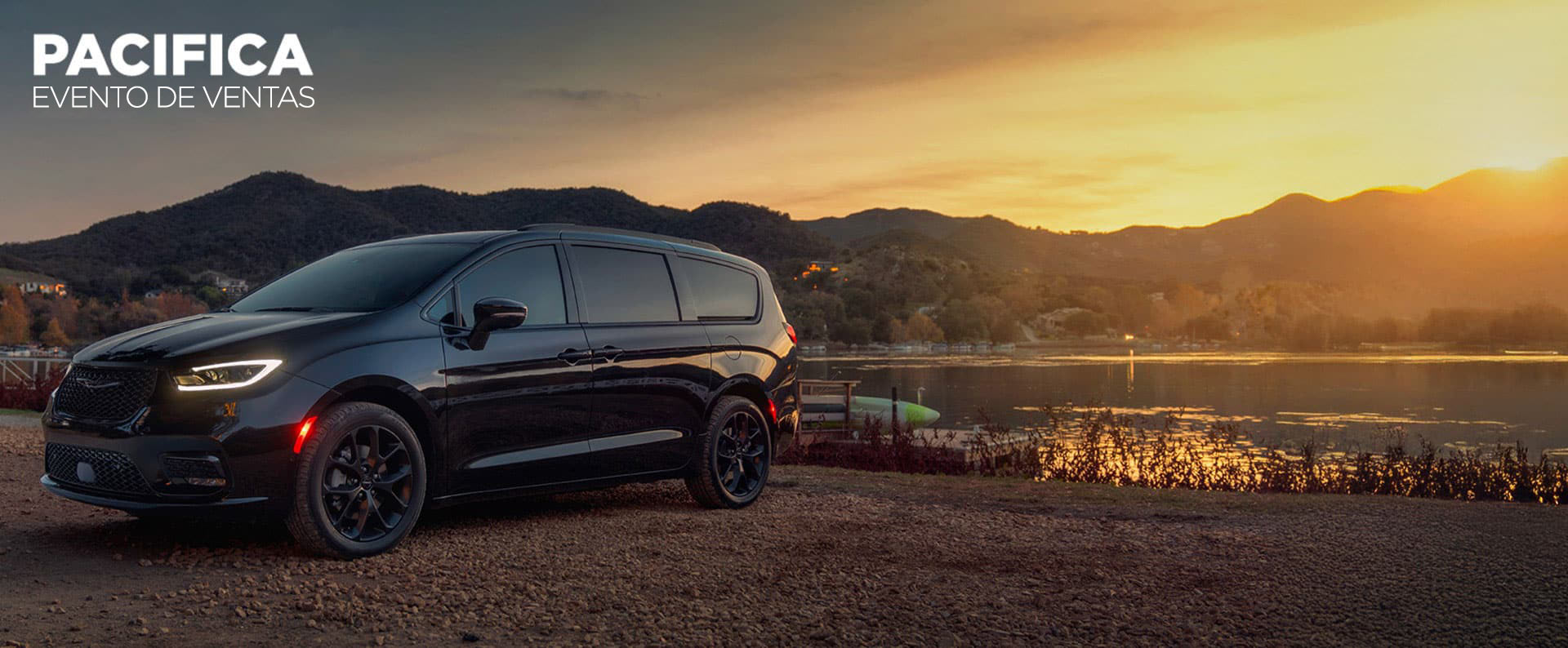 Una Chrysler Pacifica Limited 2025 negra estacionada al lado de un lago, al atardecer. Evento de ventas Precios de empleado. Evento de ventas de Chrysler Pacifica.