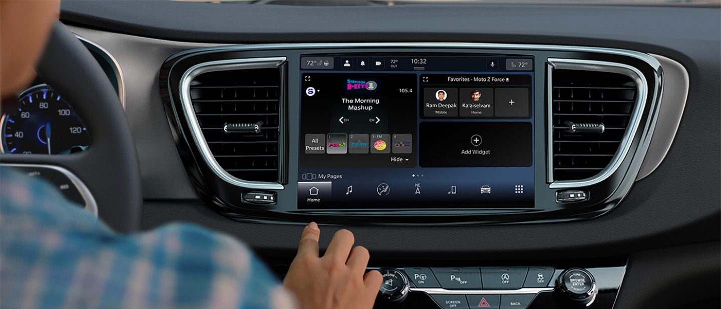 Mostrar La pantalla táctil Uconnect en la Chrysler Voyager LX 2025 mostrando la selección de radio.