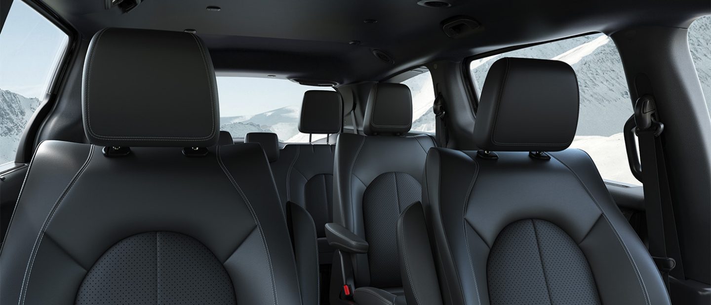 Mostrar Las tres filas de asientos en la Chrysler Voyager LX 2025, desde el frente hasta la parte trasera.