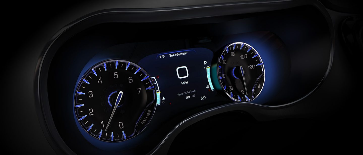 Mostrar Primer plano de la pantalla digital en el panel de instrumentos de la Chrysler Voyager 2025 con indicadores a ambos lados.