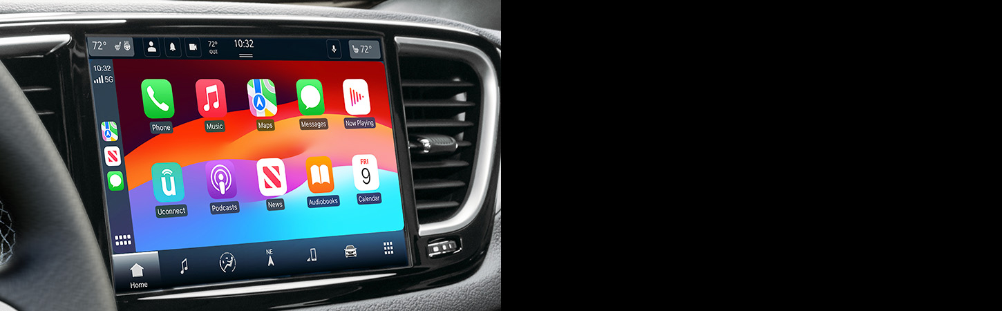 La pantalla táctil Uconnect en la Chrysler Voyager 2025 mostrando selecciones de Apple CarPlay.