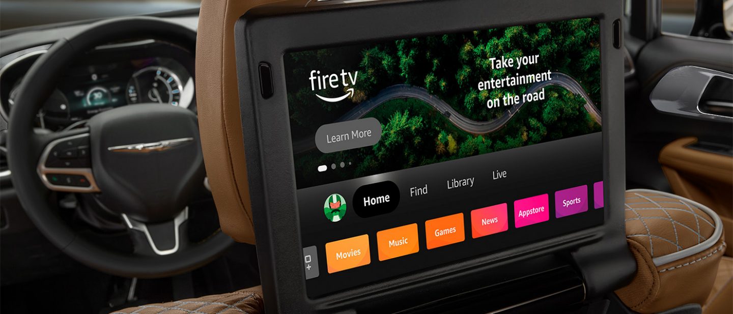 Se muestra una de las dos pantallas táctiles montadas en los respaldos de la segunda fila en la Chrysler Pacifica Pinnacle 2026, mostrando selecciones de Amazon FireTV.