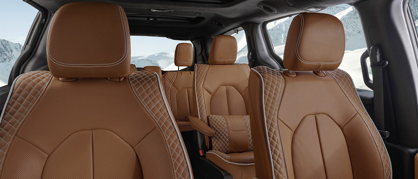 Se muestran las tres filas de asientos de la Chrysler Pacifica Plug-in Hybrid Pinnacle 2026.