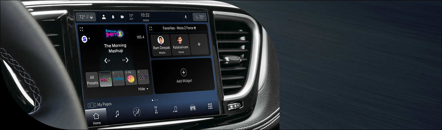 Pantalla táctil de Uconnect en la Chrysler Pacifica 2026, en la que se exhiben las selecciones actuales y favoritas de SiriusXM.