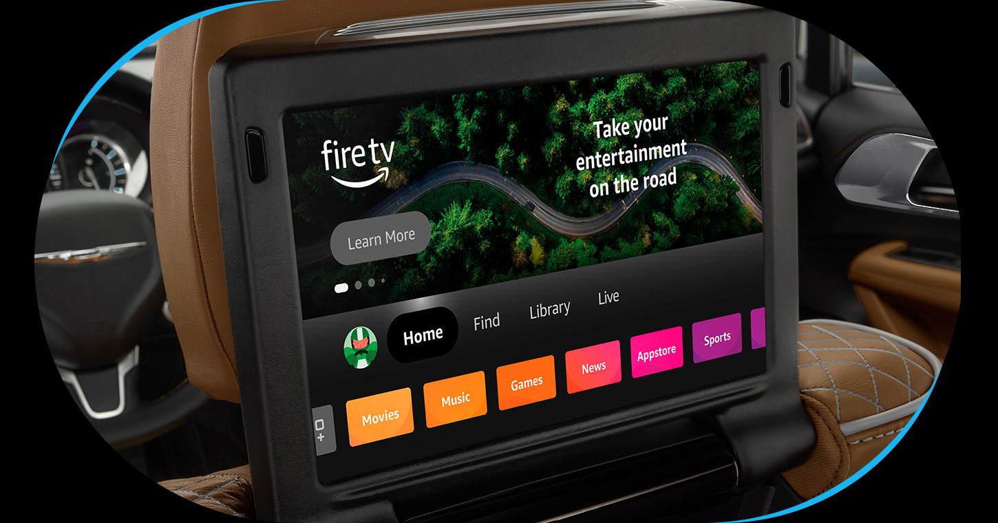 Una de las dos pantallas táctiles montadas en los respaldos de los asientos delanteros para los pasajeros de la segunda fila en la Chrysler Pacifica 2026, en la que se exhibe Amazon FireTV.