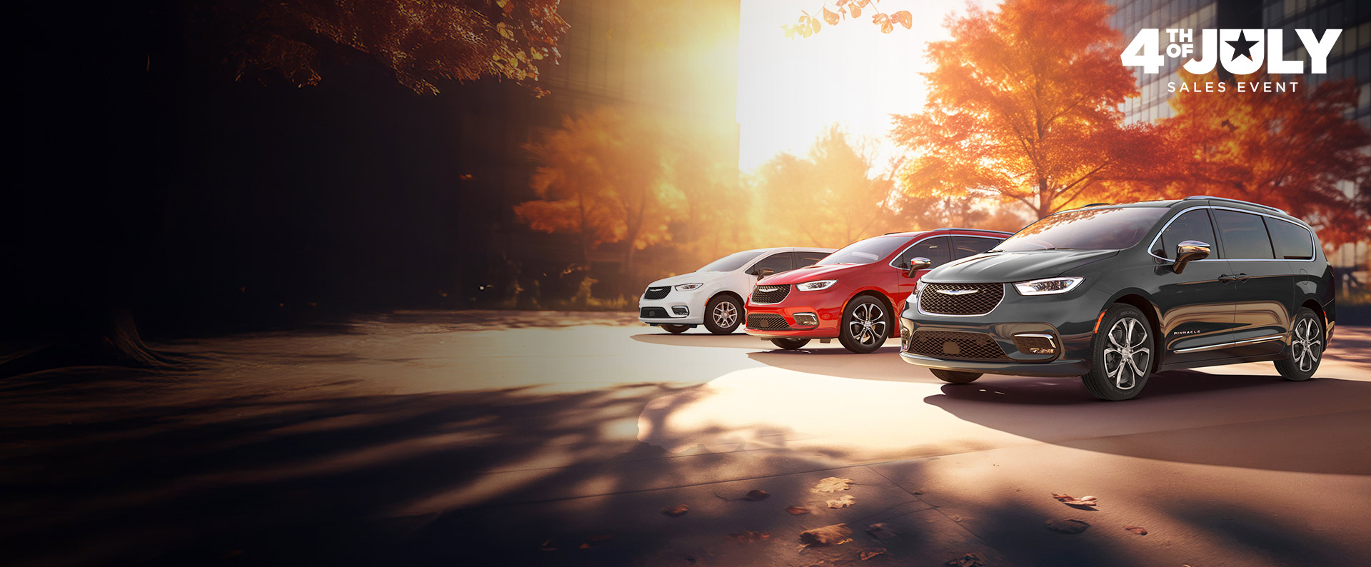 Tres modelos de la minivan Chrysler 2026 estacionados en una playa junto al mar. De izquierda a derecha: Chrysler Voyager blanca, Pacifica Pinnacle Plug-in Hybrid azul y Pacifica Pinnacle roja. Evento de ventas del 4 de julio.