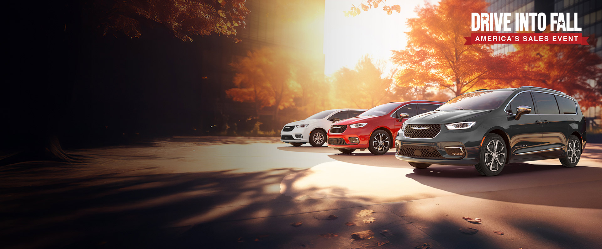 Tres modelos de la minivan Chrysler 2026 estacionados en una playa junto al mar. De izquierda a derecha: Chrysler Voyager blanca, Pacifica Pinnacle Plug-in Hybrid azul y Pacifica Pinnacle roja. Drive into fall. Evento de ventas en EE. UU.