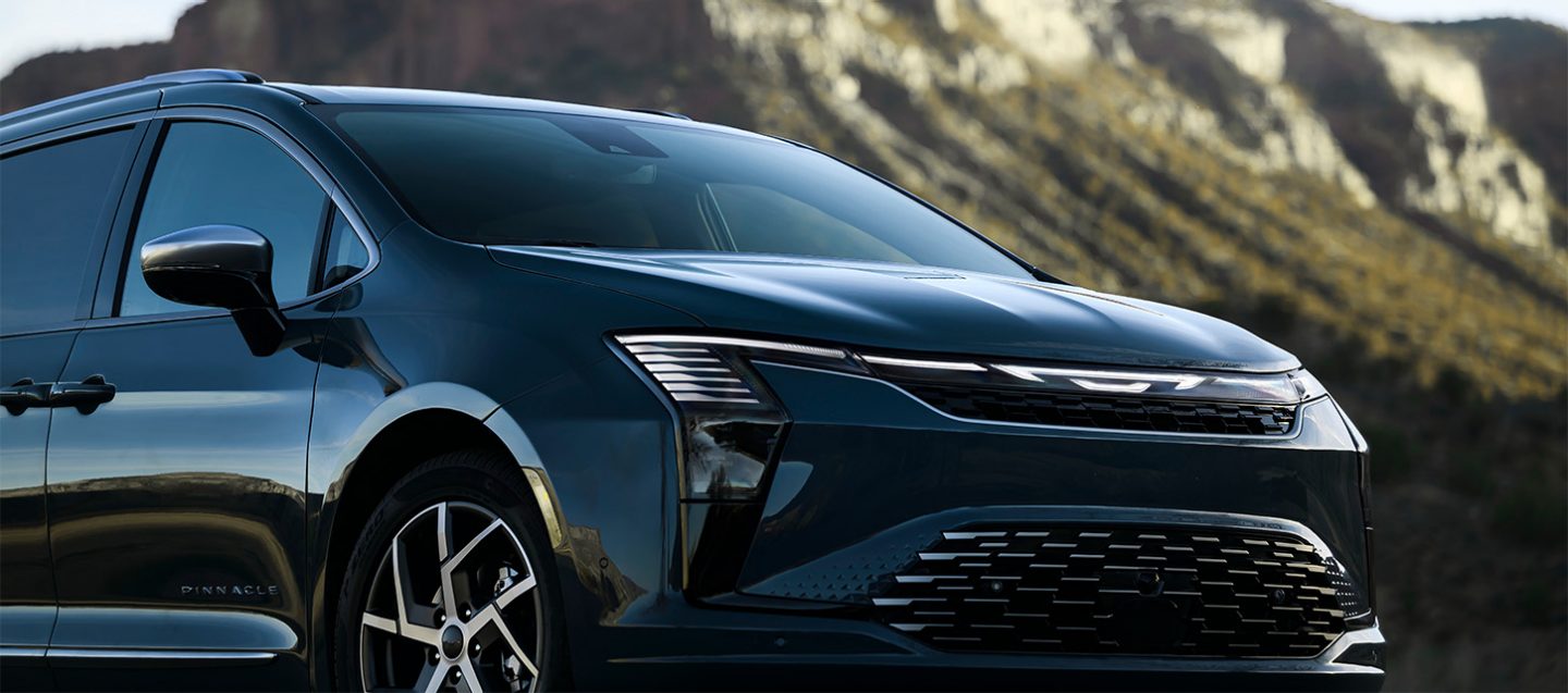 Muestra la parte delantera de una Chrysler Pacifica Pinnacle 2027 en azul.