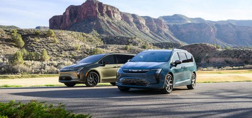 Dos minivans Chrysler Pacifica 2027 estacionadas una frente a la otra: a la izquierda, una Pacifica Limited de Olive Green con el paquete de apariencia S, y a la derecha, una Pacifica Pinnacle en color azul.