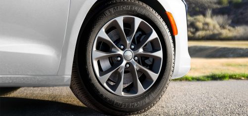Una rueda en una Chrysler Pacifica 2027 blanca.