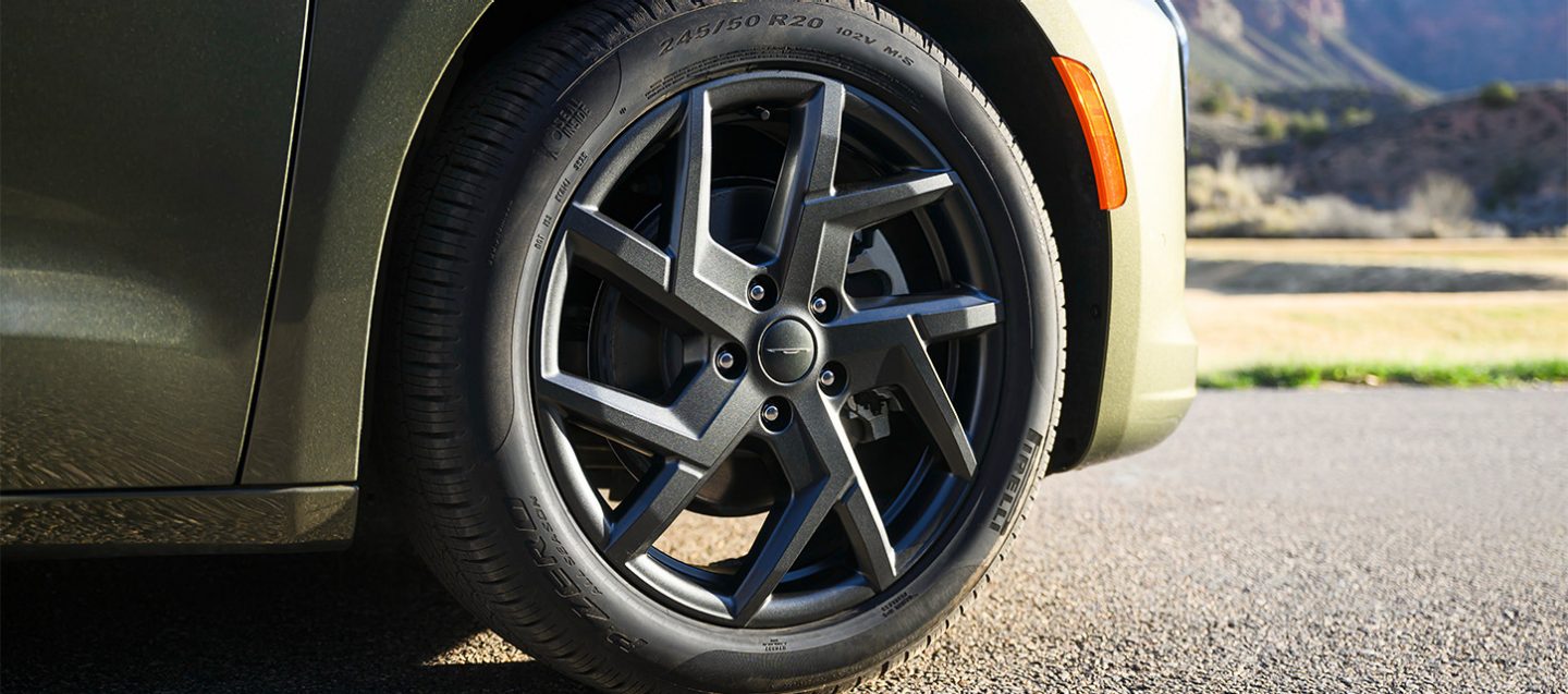 Muestra una rueda de la Chrysler Pacifica 2027, difuminada. Chrysler.
