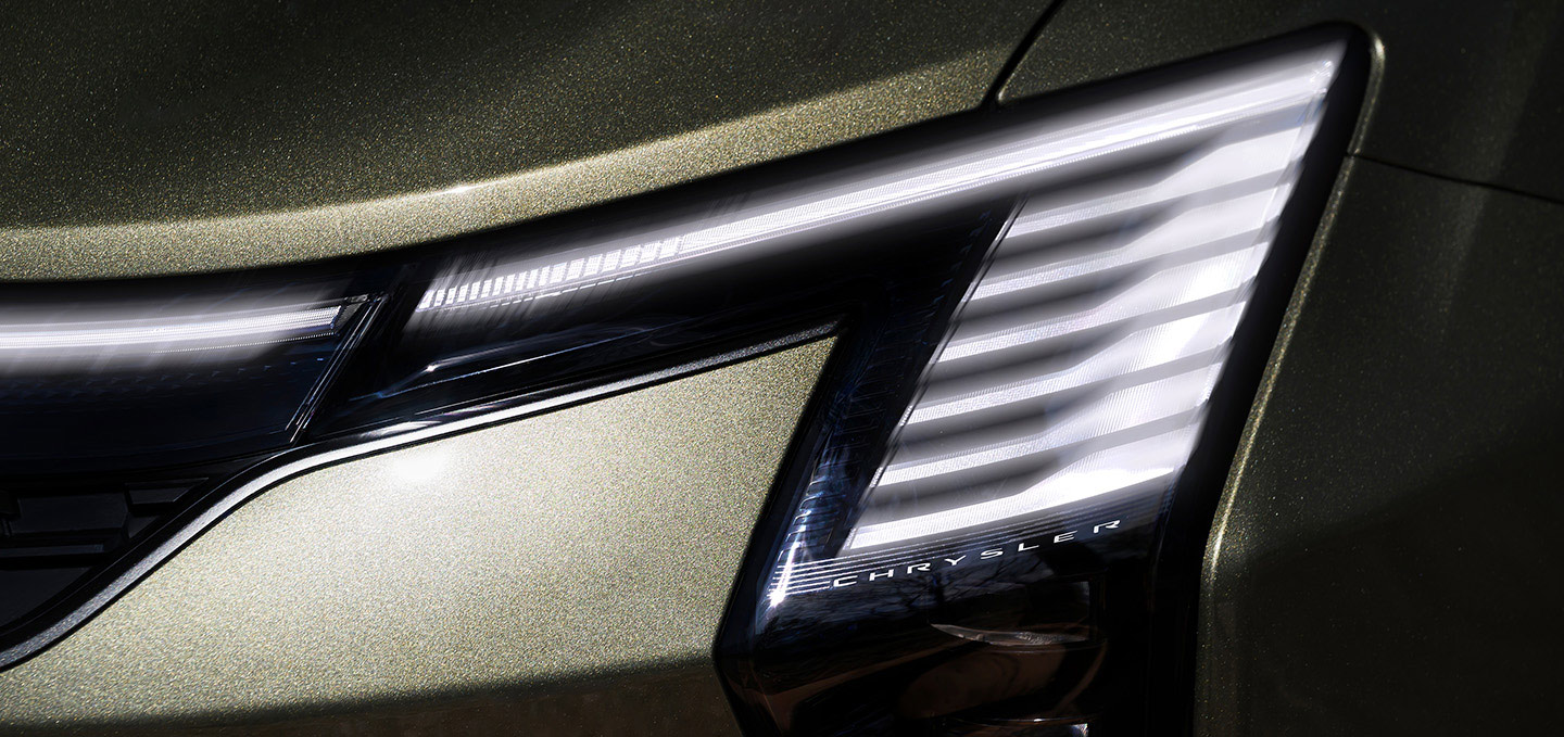 La parte delantera de una Chrysler Pacifica Pinnacle 2027 en Olive Green.