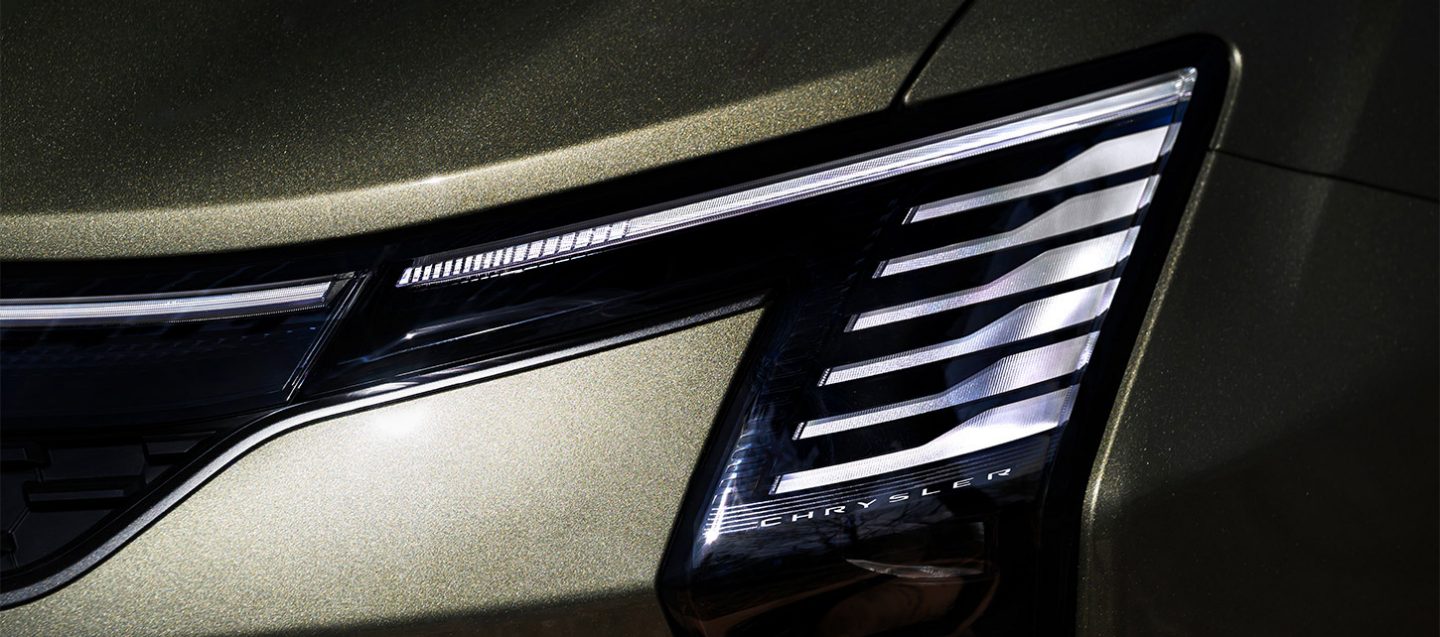Muestra la parte delantera de una Chrysler Pacifica Pinnacle 2027 en Olive Green.