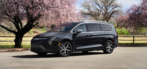 Una Chrysler Pacifica Pinnacle 2027 negra en un parque.