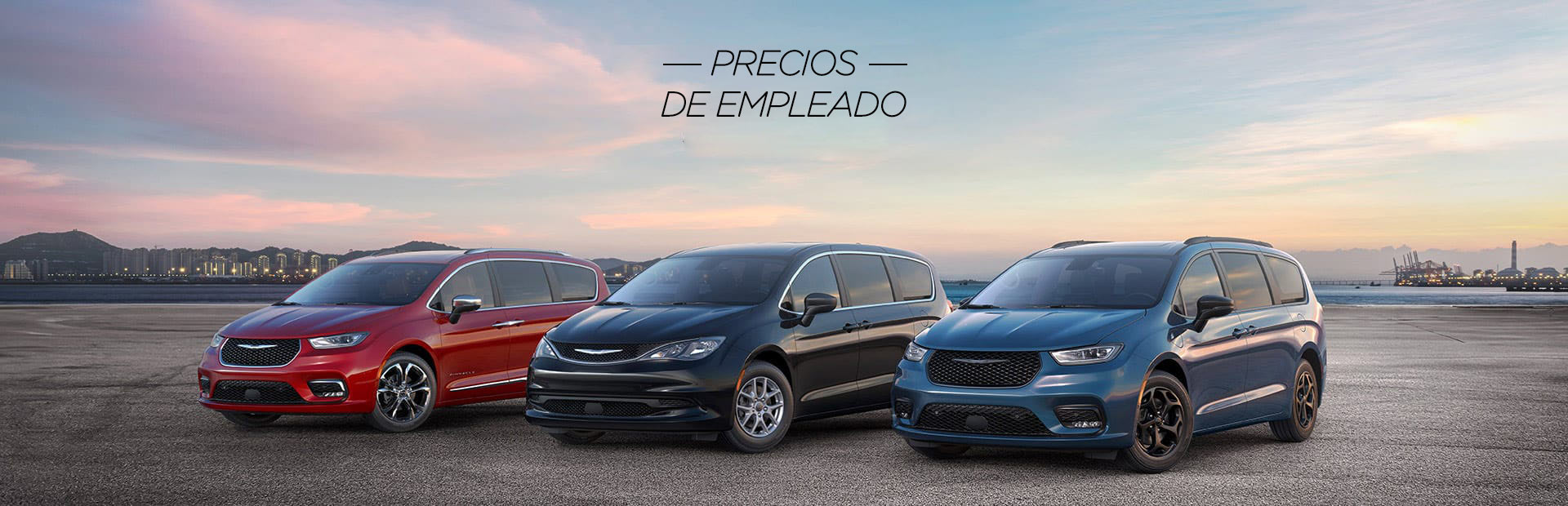 La línea de minivans Chrysler de 2025: de izquierda a derecha, una Chrysler Pacifica Pinnacle roja, una Chrysler Voyager LX negra y una Chrysler Pacifica Hybrid Select azul con el paquete de apariencia Premium S. Evento de ventas Precios de empleado.