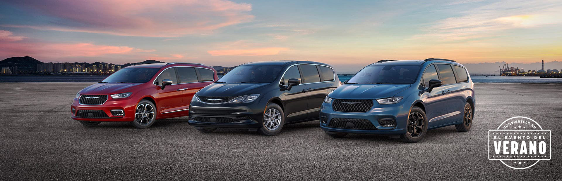 La línea de minivans Chrysler de 2025: de izquierda a derecha, una Chrysler Pacifica Pinnacle roja, una Chrysler Voyager LX negra y una Chrysler Pacifica Hybrid Select azul con el paquete de apariencia Premium S. Conviértelo en el evento de ventas del verano​​​​​​​.