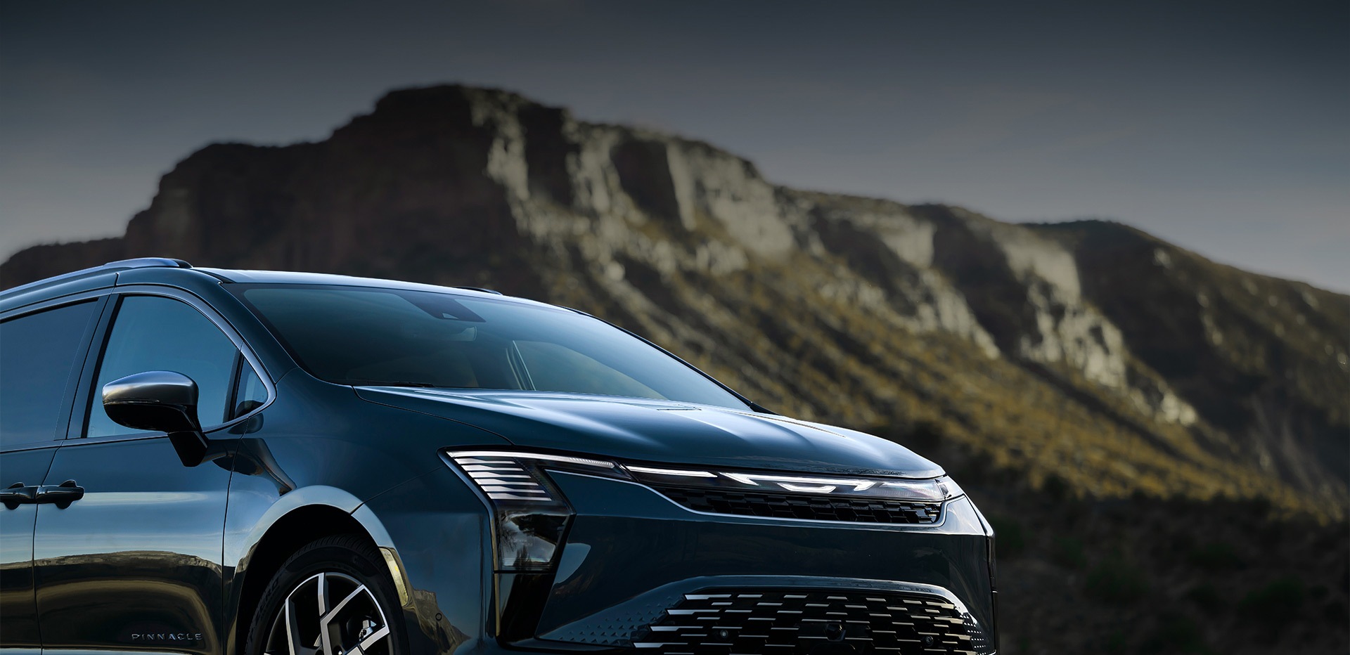 La parte delantera de una Chrysler Pacifica Pinnacle 2027 azul.