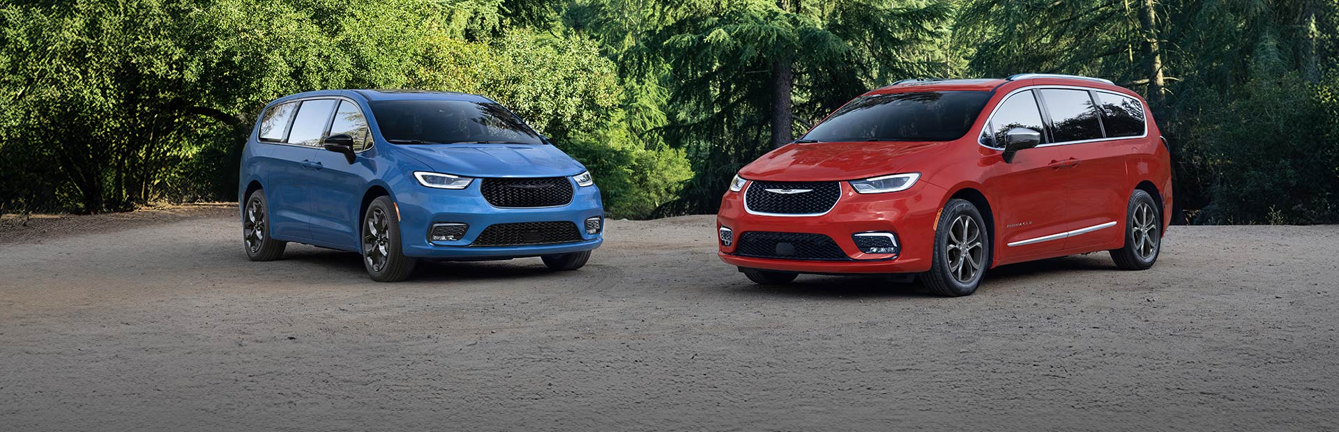 Una Chrysler Pacifica Limited azul con paquete de apariencia "S" y una Chrysler Pacifica Pinnacle 2026 roja estacionadas en posición perpendicular una respecto de la otra.