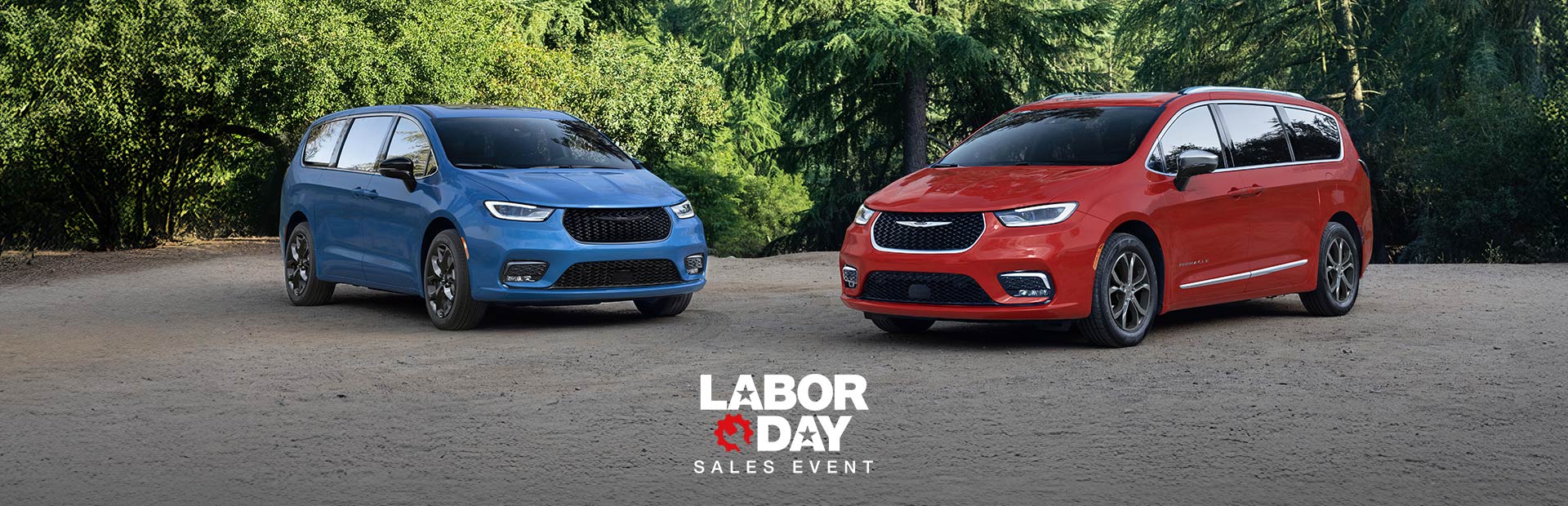 Una Chrysler Pacifica Limited azul con paquete de apariencia "S" y una Chrysler Pacifica Pinnacle 2026 roja estacionadas en posición perpendicular una respecto de la otra. Evento de ventas por el Día del Trabajo.