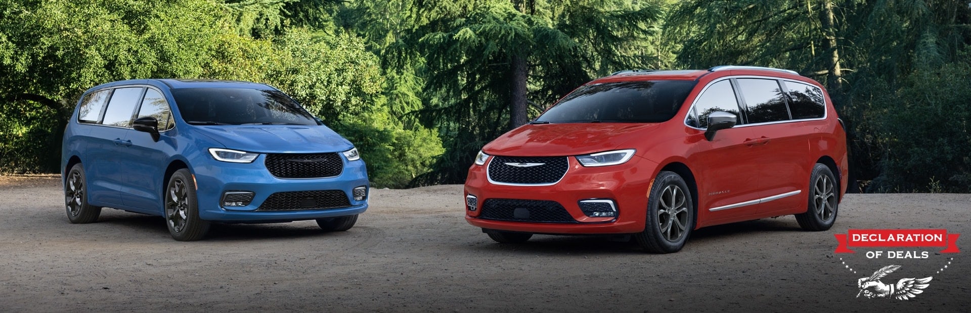 Una Chrysler Pacifica Limited azul con paquete de apariencia "S" y una Chrysler Pacifica Pinnacle 2026 roja estacionadas en posición perpendicular una respecto de la otra. Evento de ventas Declaración de ofertas.