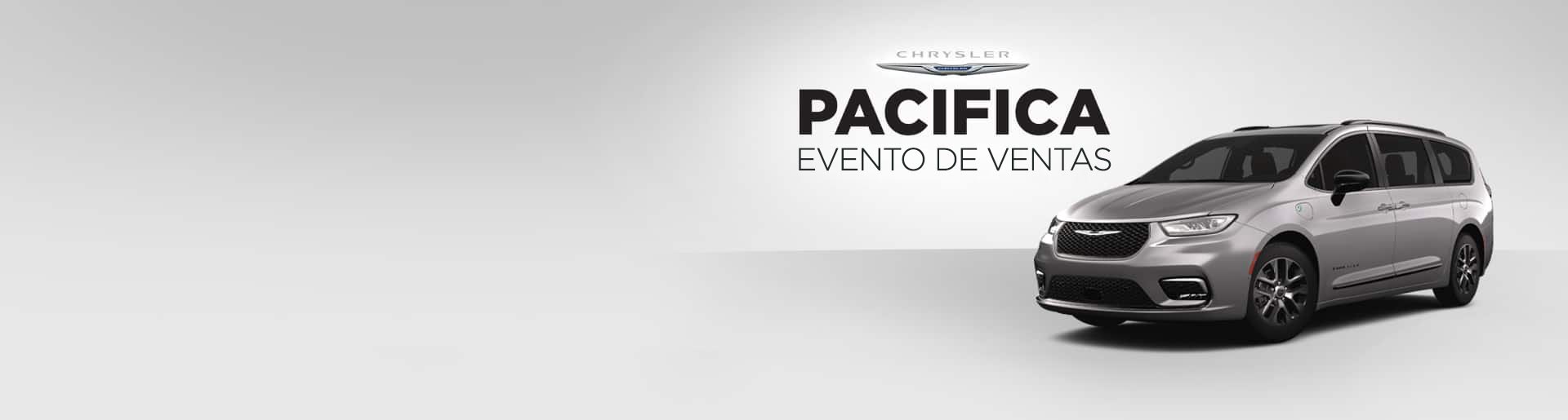 Perfil desde el ángulo delantero del lado del conductor de un modelo de Chrysler Pacifica Hybrid Pinnacle 2024 gris. Evento de ventas para Pacifica.