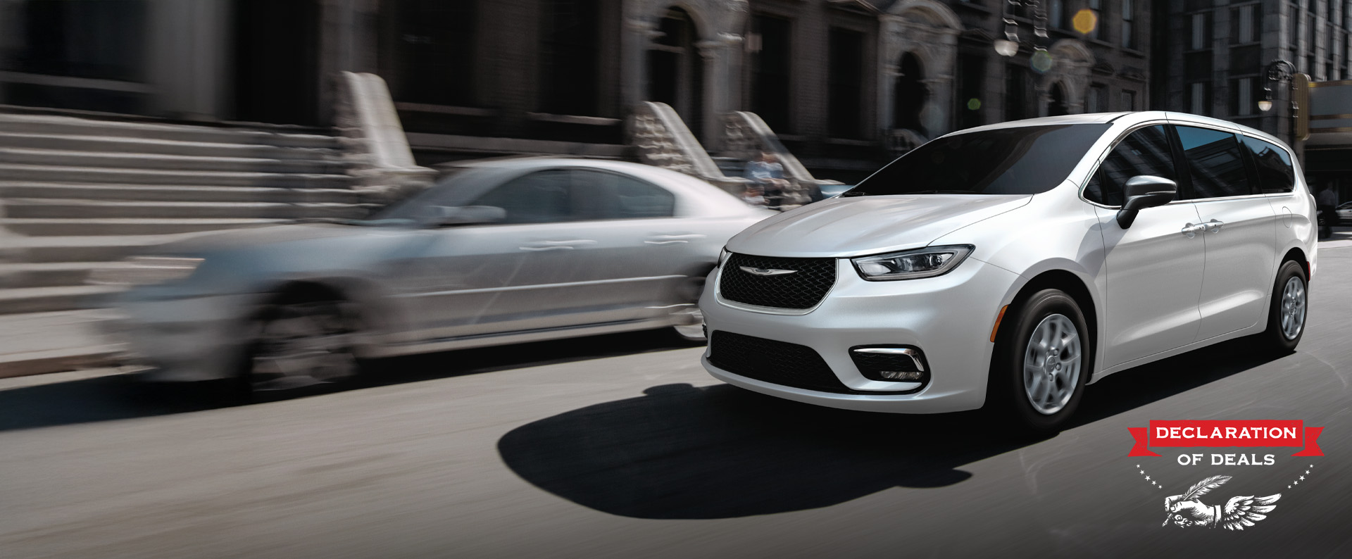 Una Chrysler Pacifica Select 2026 blanca circulando por la calle de una ciudad. Evento de ventas Declaración de ofertas.
