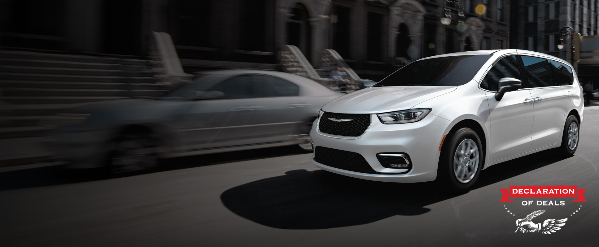 Una Chrysler Pacifica Select 2026 blanca circulando por la calle de una ciudad. Evento de ventas Declaración de ofertas.