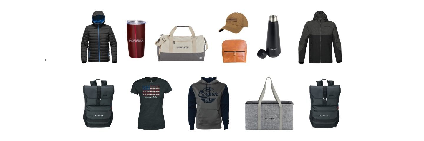 Muestras de mercancía de la marca Chrysler, que incluye: chaquetas, mochilas, gorras, equipaje, camisetas y tazas.