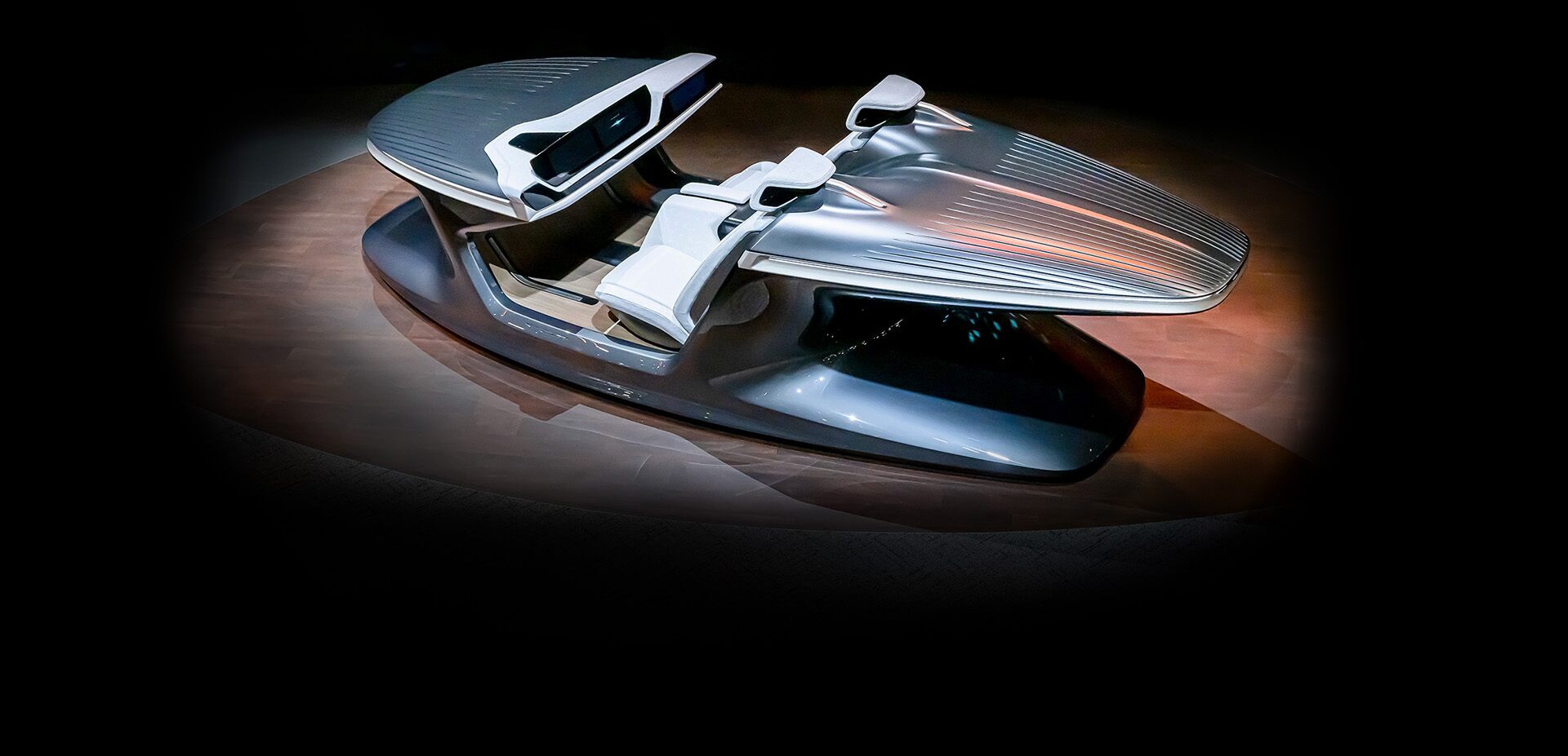 Vista de gran angular elevada del vehículo conceptual Chrysler Synthesis desde el lado del conductor, en un estudio oscuro con un reflector sobre el vehículo.