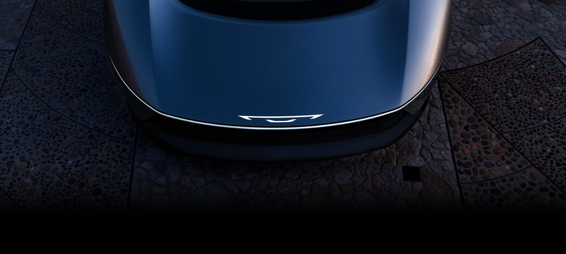 Vista aérea en ángulo del capó del vehículo conceptual Chrysler Halcyon.