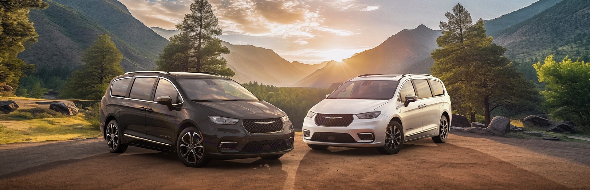 Dos modelos de Chrysler Pacifica estacionados en un claro al atardecer, con montañas de fondo. A la izquierda, una Chrysler Pacifica Pinnacle 2024 a gasolina, negra; y a la derecha, una Chrysler Pacifica Pinnacle 2024 híbrida, blanca.