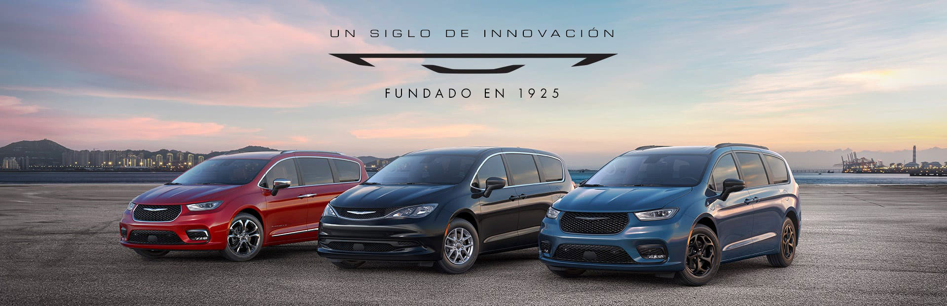 La línea de minivans Chrysler de 2025: de izquierda a derecha, una Chrysler Pacifica Pinnacle roja, una Chrysler Voyager LX negra y una Chrysler Pacifica Hybrid Select azul con el paquete de apariencia Premium S. Un siglo de innovación.