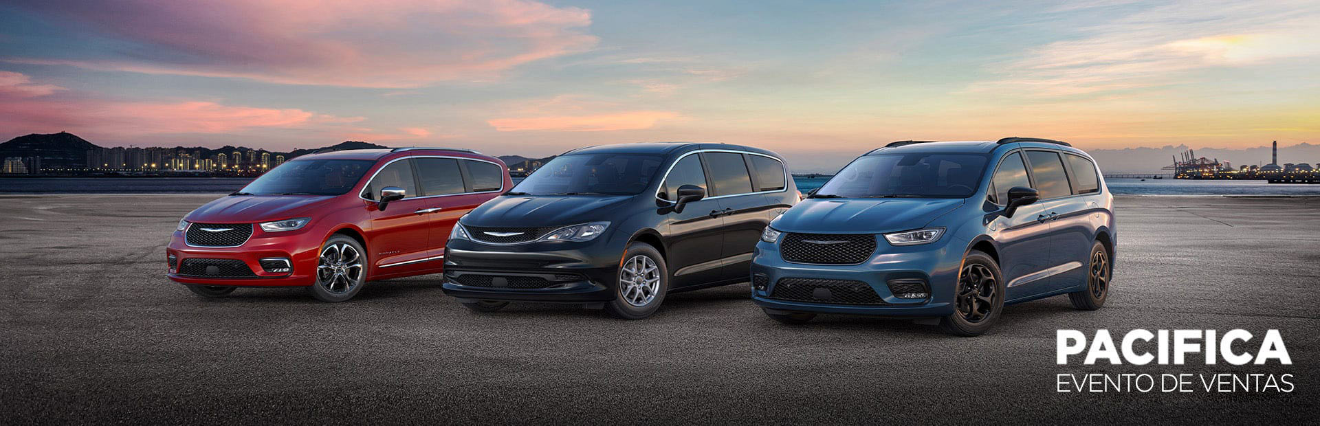 La línea de minivans Chrysler de 2025: de izquierda a derecha, una Chrysler Pacifica Pinnacle roja, una Chrysler Voyager LX negra y una Chrysler Pacifica Hybrid Select azul con el paquete de apariencia Premium S. Chrysler Pacifica sales event.
