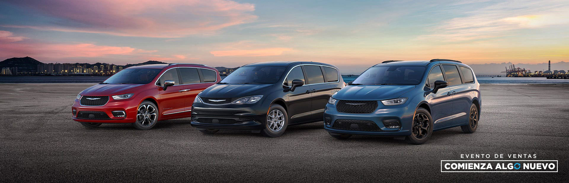 La línea de minivans Chrysler de 2025: de izquierda a derecha, una Chrysler Pacifica Pinnacle roja, una Chrysler Voyager LX negra y una Chrysler Pacifica Hybrid Select azul con el paquete de apariencia Premium S. Evento de ventas “Comienza algo nuevo”.