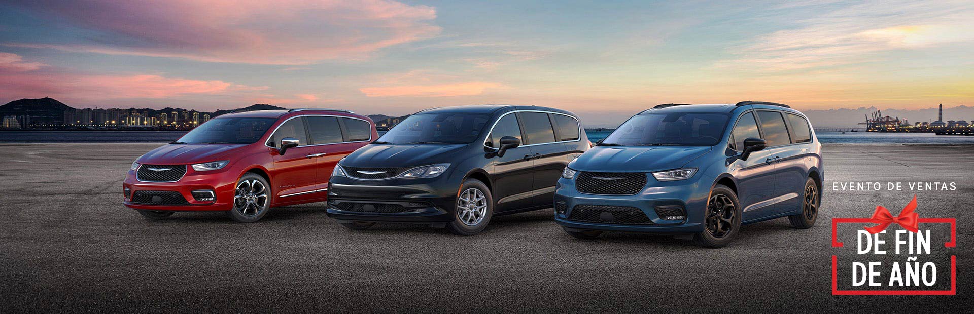 La línea de minivans Chrysler de 2025: de izquierda a derecha, una Chrysler Pacifica Pinnacle roja, una Chrysler Voyager LX negra y una Chrysler Pacifica Hybrid Select azul con el paquete de apariencia Premium S. Evento de ventas Fin de año.
