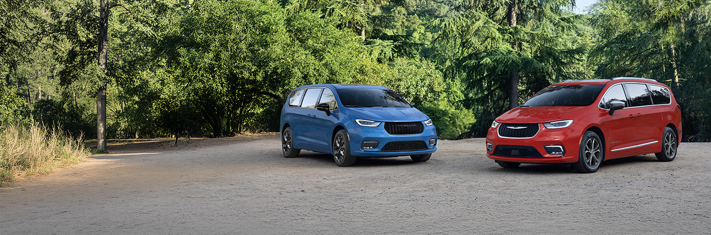 Una Chrysler Pacifica Limited azul con paquete de apariencia "S" y una Chrysler Pacifica Pinnacle 2026 roja estacionadas en posición perpendicular una respecto de la otra.